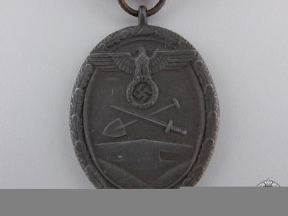 a_west_wall_medal_with_packet_of_issue_img_03.jpg55b6443363edd
