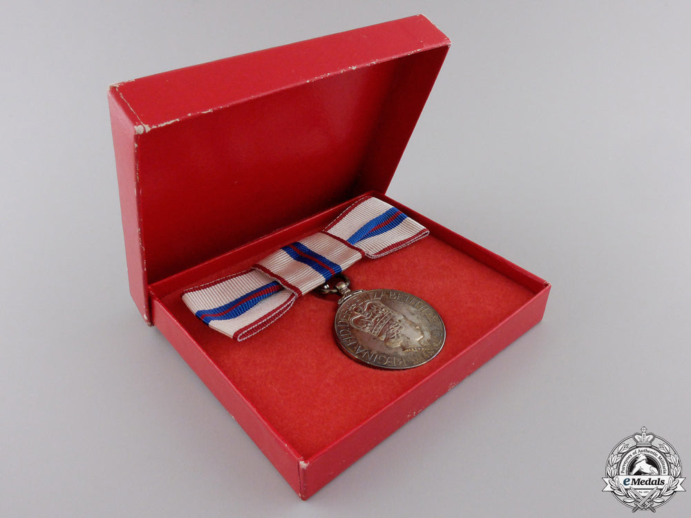 a_queen_elizabeth_ii_silver_jubilee_medal;_ladies_version_with_box_img_03.jpg55364d28e2620