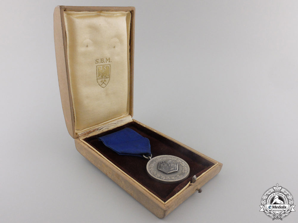 a_prussian_fire_service_long_service_medal_with_case_img_03.jpg555c9aad45e1f