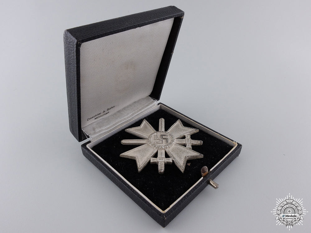 a_war_merit_cross1_st_class_with_swords_by_deschler_with_case&_cartonage_img_03.jpg54e792e292be0