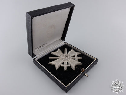a_war_merit_cross1_st_class_with_swords_by_deschler_with_case&_cartonage_img_03.jpg54e792e292be0