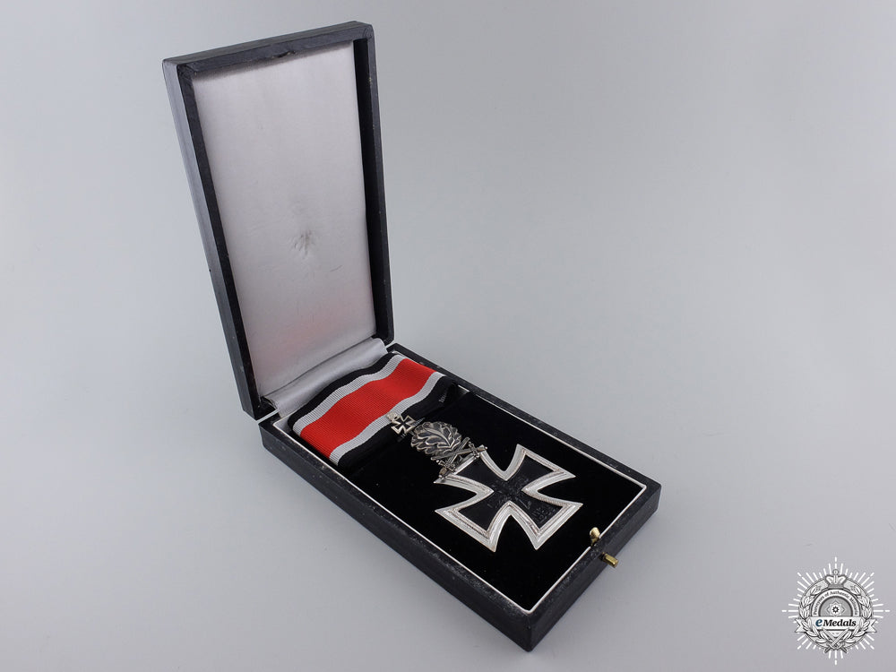 a1957_knight's_cross_of_the_iron_cross_with_swords_and_oak_leaves_img_03.jpg54f73d57833ed