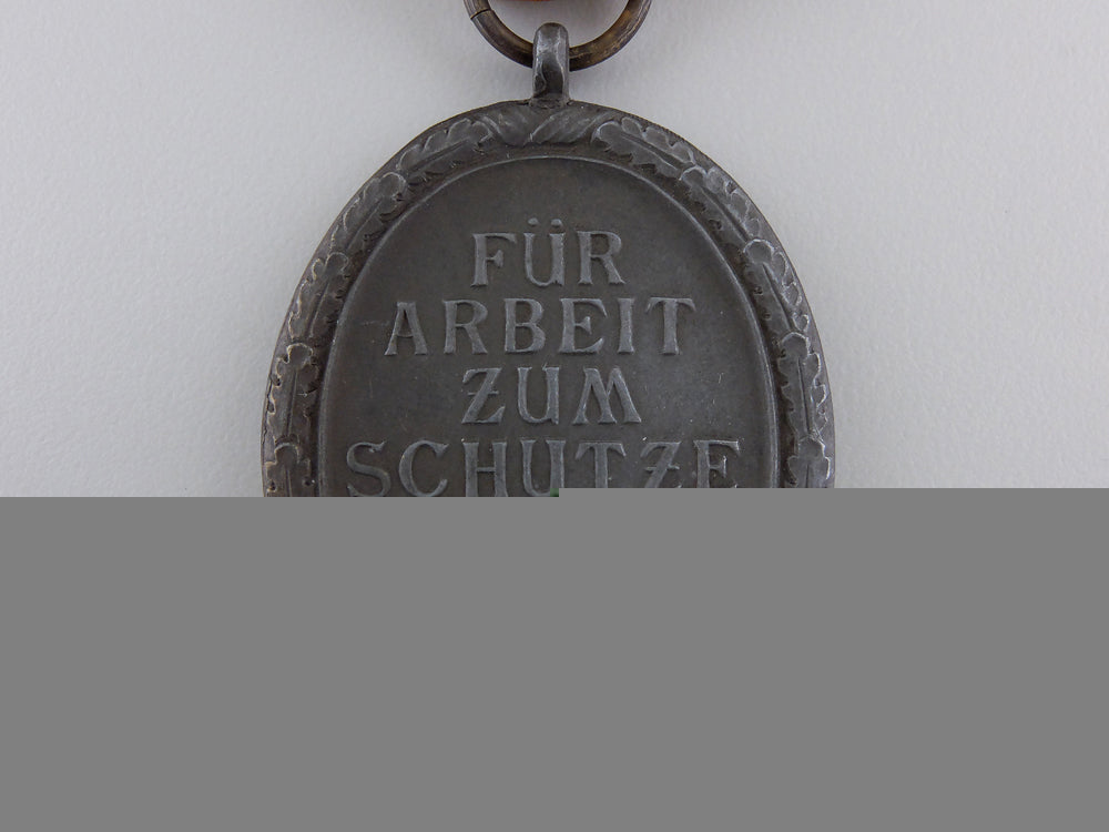 a_west_wall_medal_with_packet_of_issue_img_04.jpg55b6443b17b8f