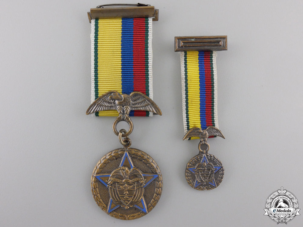 a_colombian_medal_for15_years'_military_service_with_miniature&_case_img_04.jpg5550b8f9d0bcf