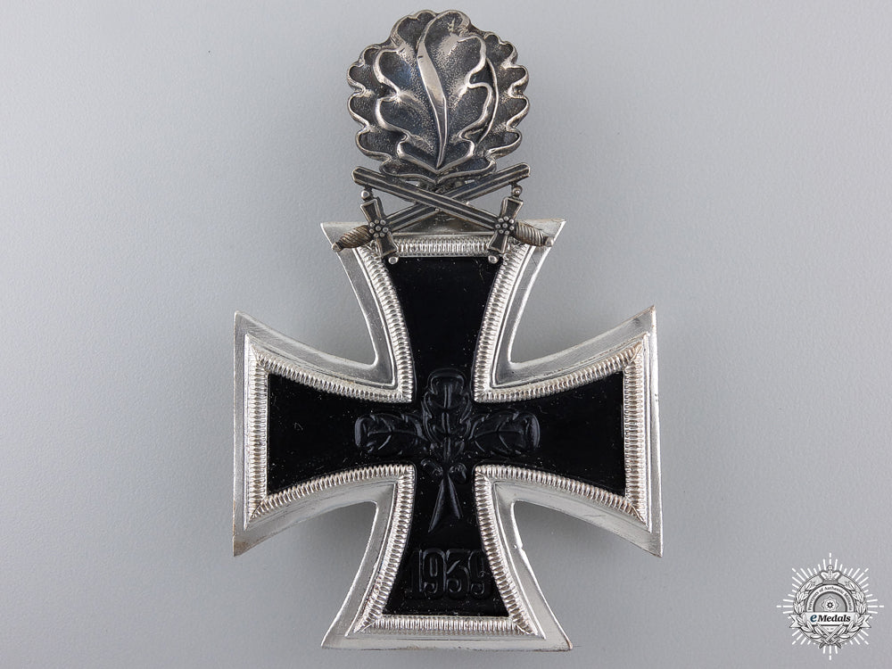 a1957_knight's_cross_of_the_iron_cross_with_swords_and_oak_leaves_img_04.jpg54f73d610565c