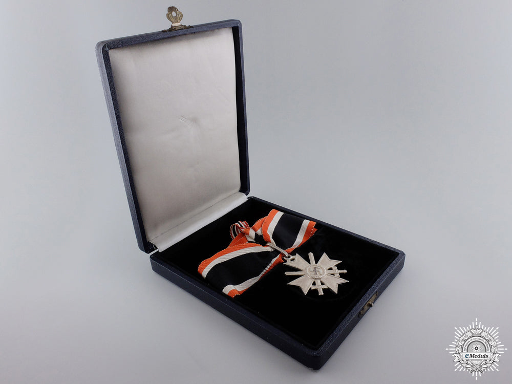a_cased_knight’s_cross_of_the_war_merit_cross_by_deschler_img_04.jpg55101ac0b6f06