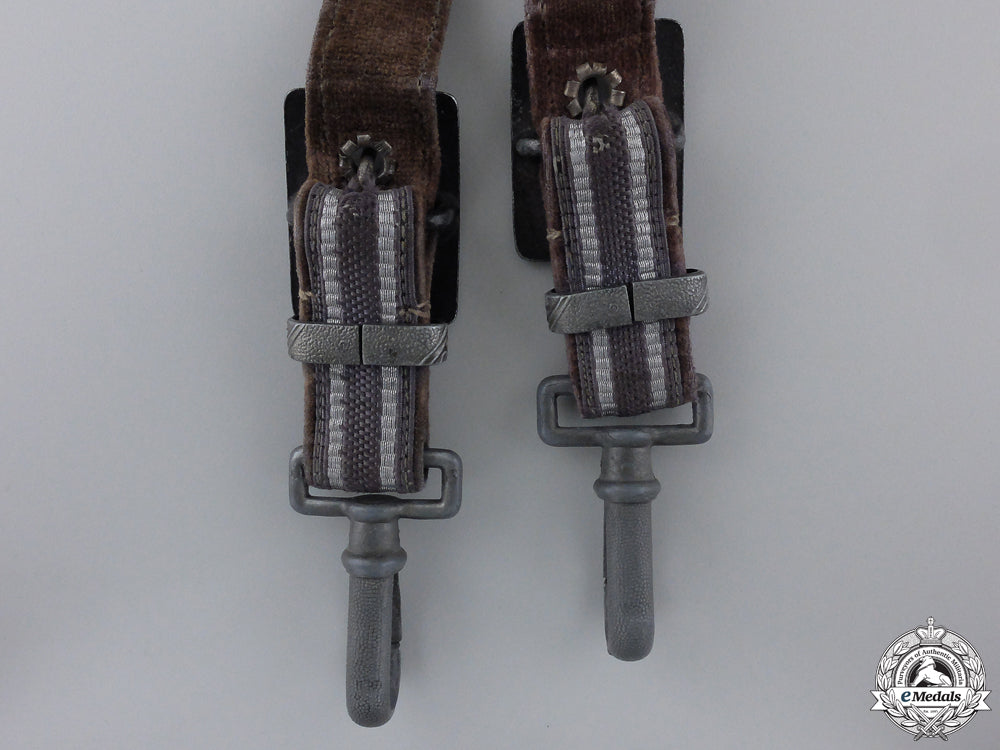 a_set_of_luftwaffe_dagger_hangers_img_04.jpg55312155a37c0