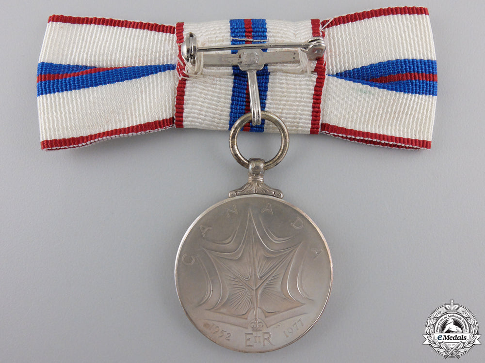 a_queen_elizabeth_ii_silver_jubilee_medal;_ladies_version_with_box_img_05.jpg55364d407d6e7