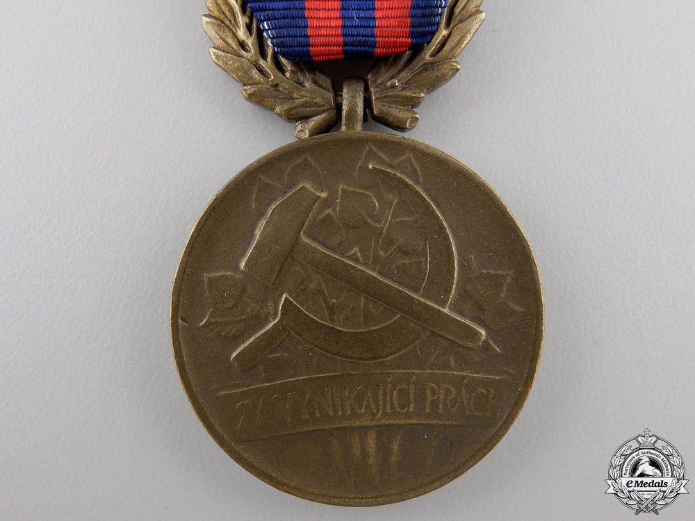 a_czechoslovakian_decoration_for_outstanding_labour_with_case_img_05.jpg5550b70f8ed54