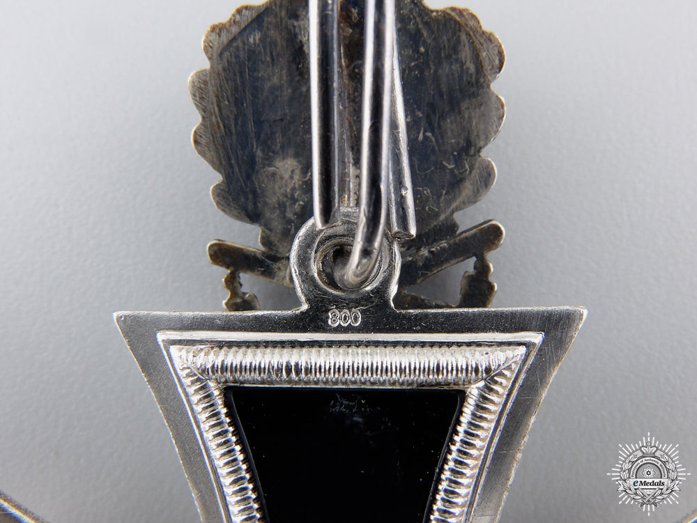 a1957_knight's_cross_of_the_iron_cross_with_swords_and_oak_leaves_img_06.jpg54f73d706f955