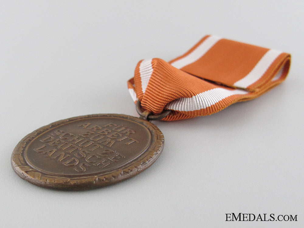west_wall_medal_img_06.jpg53358667da567