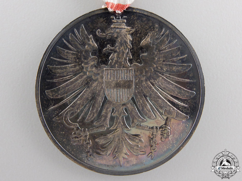 a1964_innsbruck_olympic_games_medal_with_case_img_06.jpg554a1b74ebd62