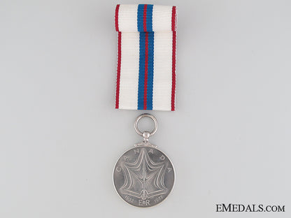 queen_elizabeth_ii_silver_jubilee_medal1952-1977,_boxed_img_06.jpg52e80248cee1c