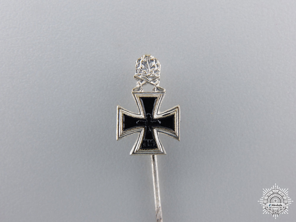 a1957_knight's_cross_of_the_iron_cross_with_swords_and_oak_leaves_img_07.jpg54f73d77339f1