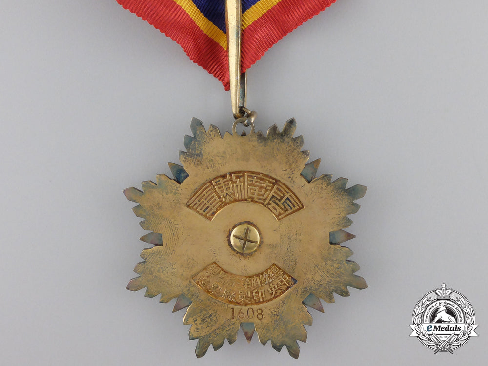 china,_republic._an_order_of_the_resplendent_banner;_v_class_commander,_c.1935_img_07.jpg55ce2985c6219_1_1