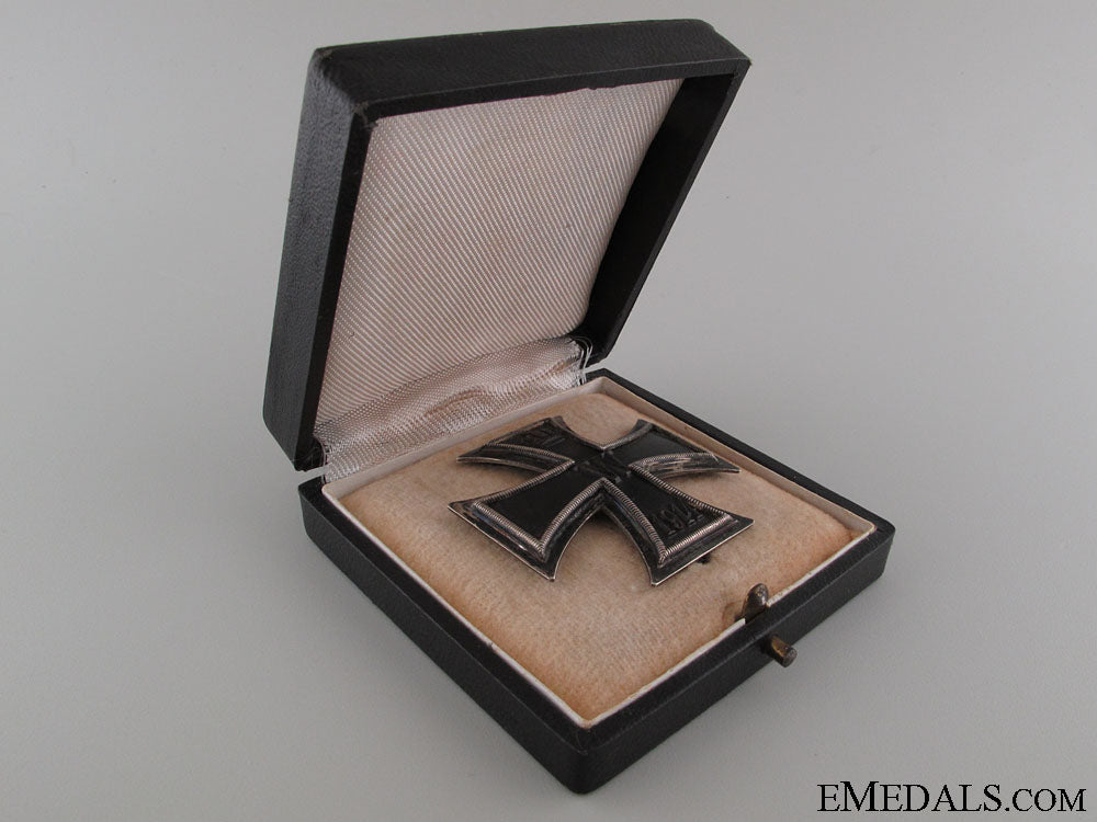 a_cased_wwi_iron_cross_first_class1914;800_silver_img_3728_copy.jpg525d93d9bfa70