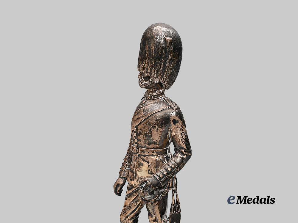 canada._a_governor_general’s_foot_guards_soldier_statue_e_medals__m0473-57_7