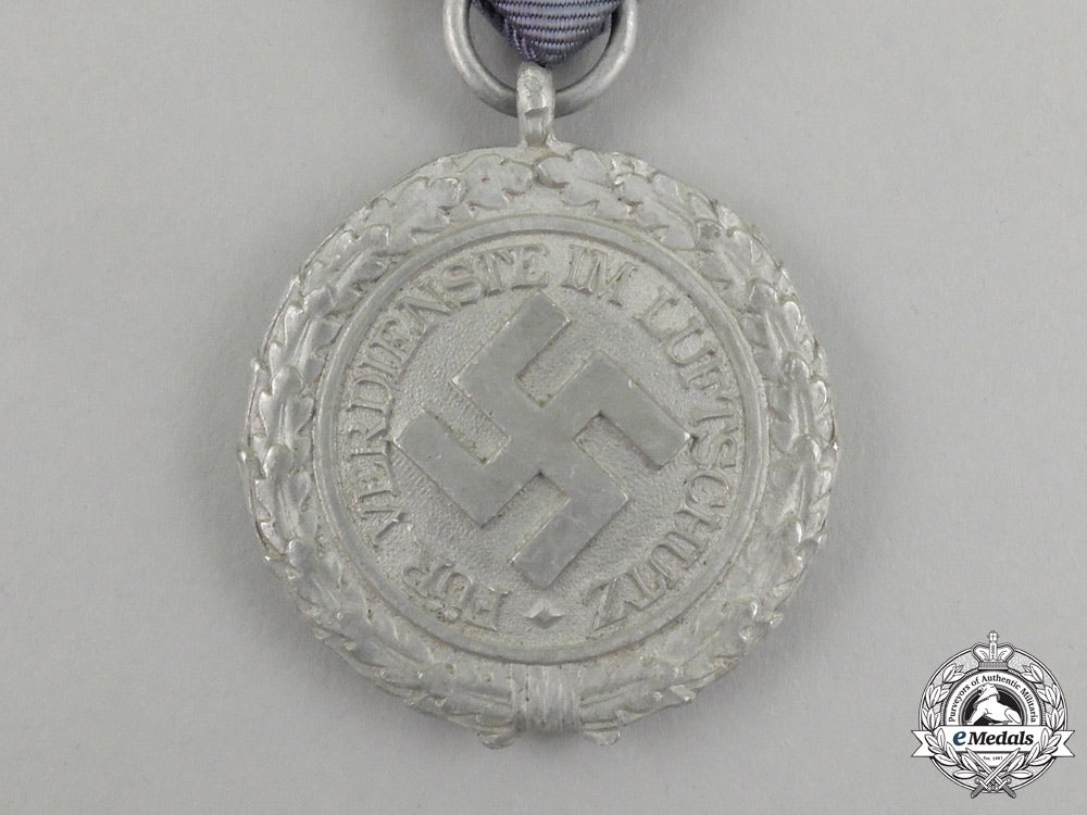 an_air_raid_defence“_luftschutz”_medal;_second_class_light_version_j_623_1_1