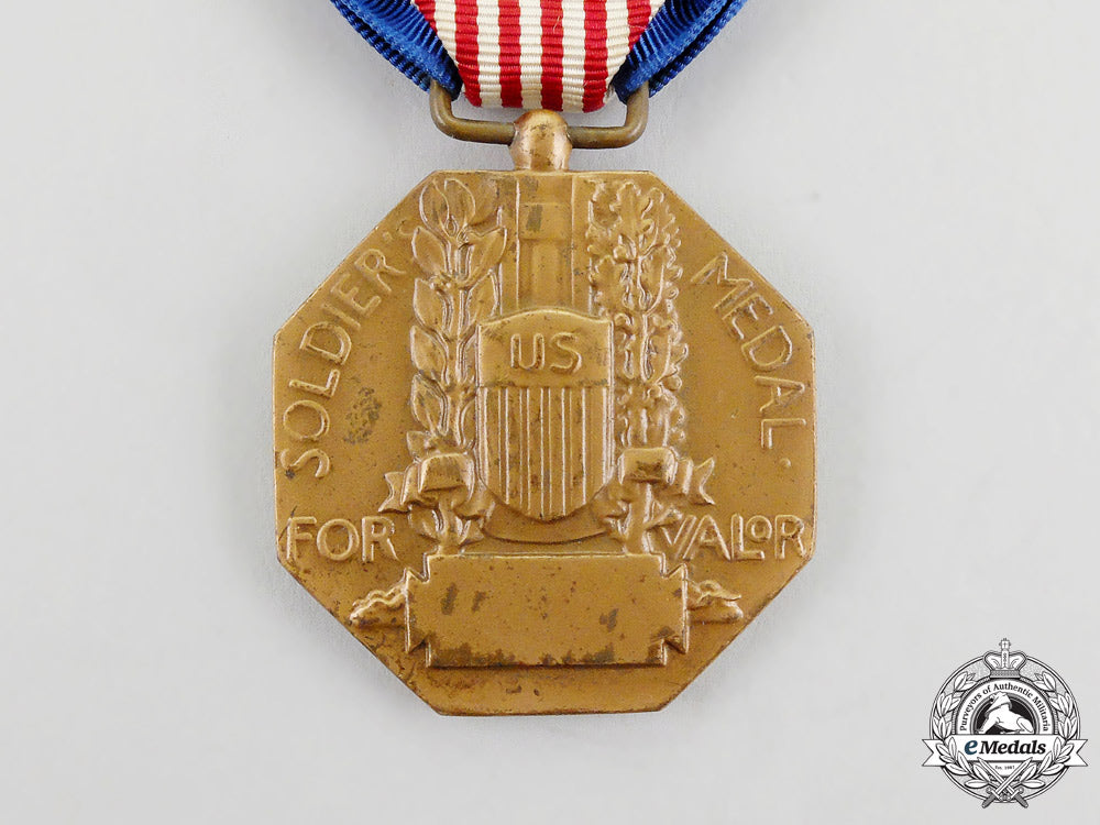 a_second_war_american_soldier's_medal_with_case_k_425_2