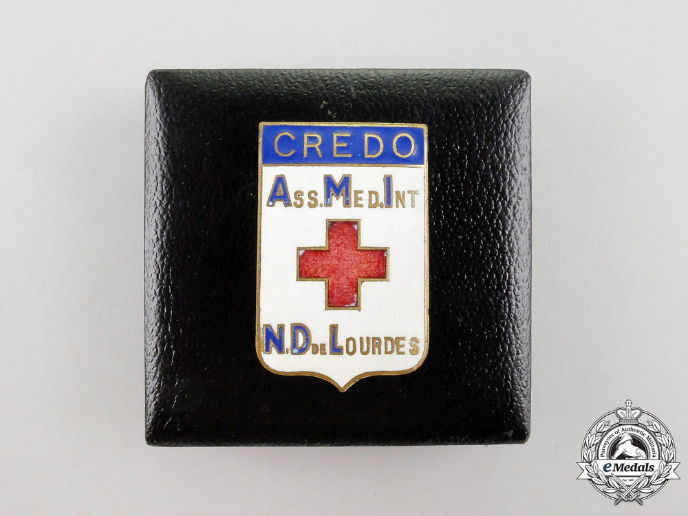 a_french_international_medical_association_of_notre-_dame_of_lourdes_badge,_cased_k_898_1