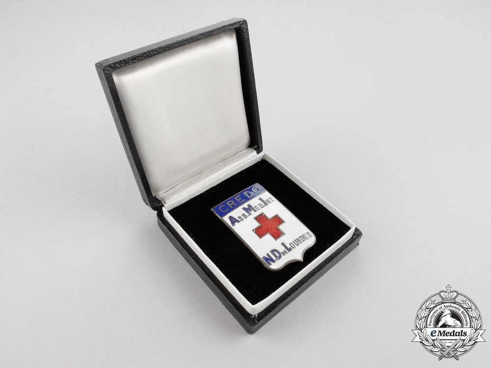 a_french_international_medical_association_of_notre-_dame_of_lourdes_badge,_cased_k_900_1