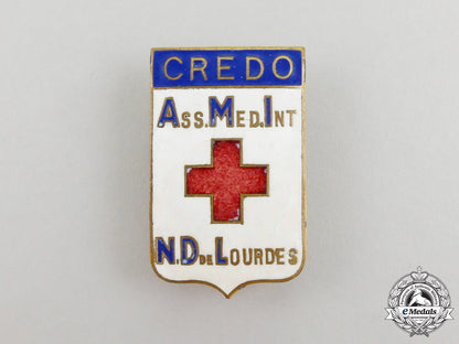 a_french_international_medical_association_of_notre-_dame_of_lourdes_badge,_cased_k_901_1