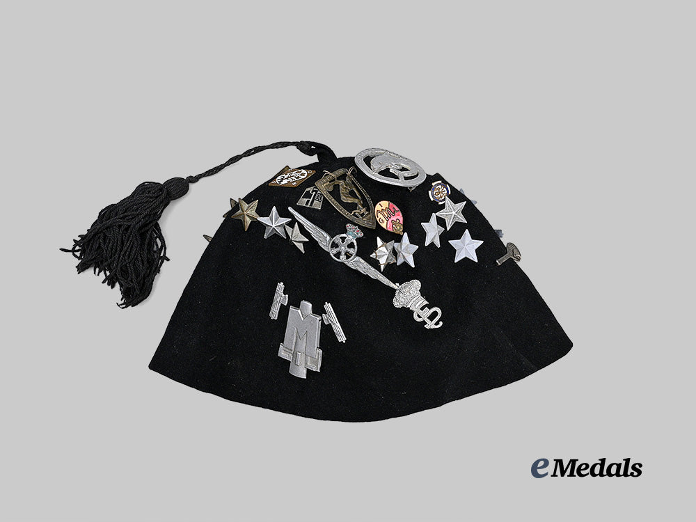 italy,_fascist_state._a_youth_g_i_l_fez_with_badges_and_pins_e_medals__e_u24899_2