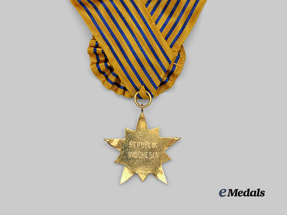 indonesia,_republic._a_star_of_the_republic_of_indonesia,_i_i_class_set_in_case_e_medals__m0332-36_7