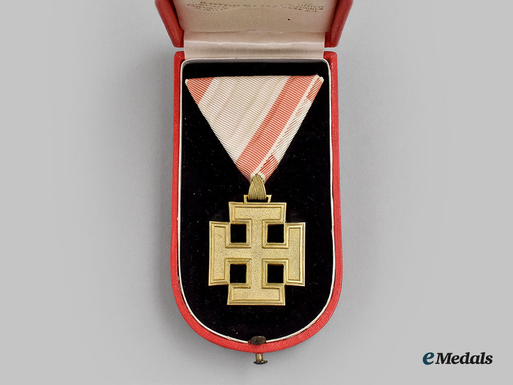 austria,_republic._an_honour_badge_for_the_merit_of_the_republic_of_austria,_gold_merit_cross_by_reitterer_l22_mnc0025_498