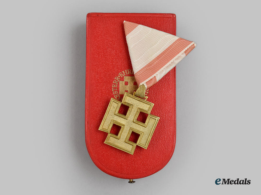 austria,_republic._an_honour_badge_for_the_merit_of_the_republic_of_austria,_gold_merit_cross_by_reitterer_l22_mnc0028_497