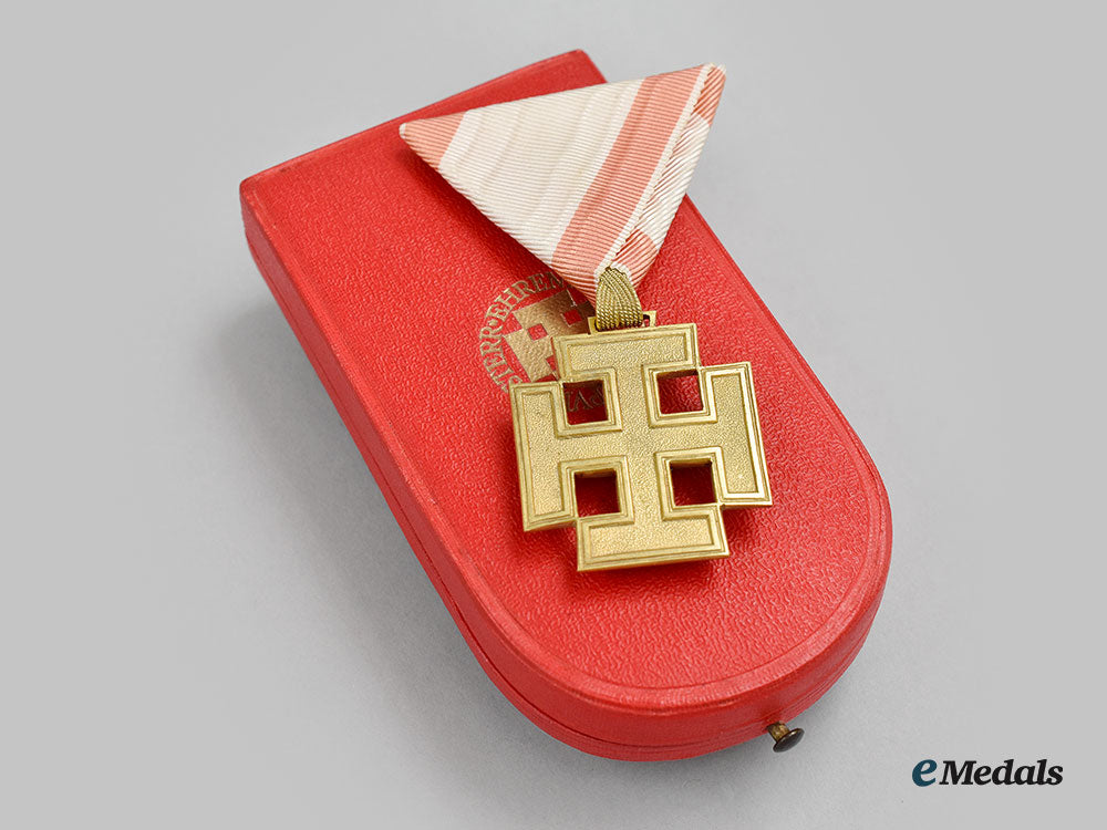 austria,_republic._an_honour_badge_for_the_merit_of_the_republic_of_austria,_gold_merit_cross_by_reitterer_l22_mnc0029_496