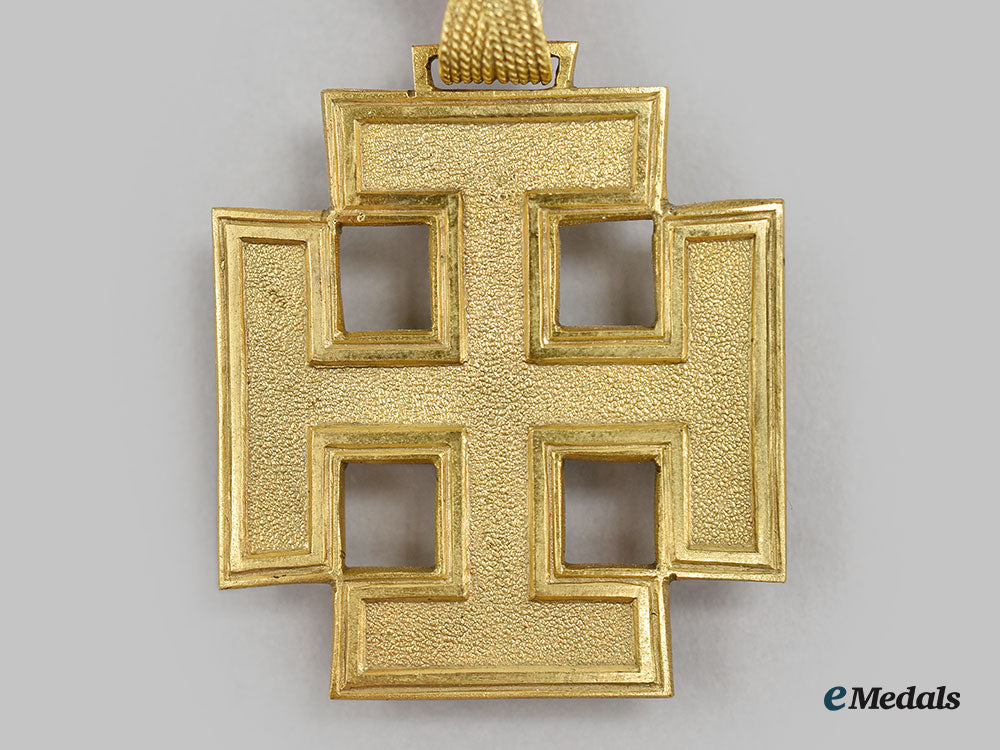 austria,_republic._an_honour_badge_for_the_merit_of_the_republic_of_austria,_gold_merit_cross_by_reitterer_l22_mnc0035_493