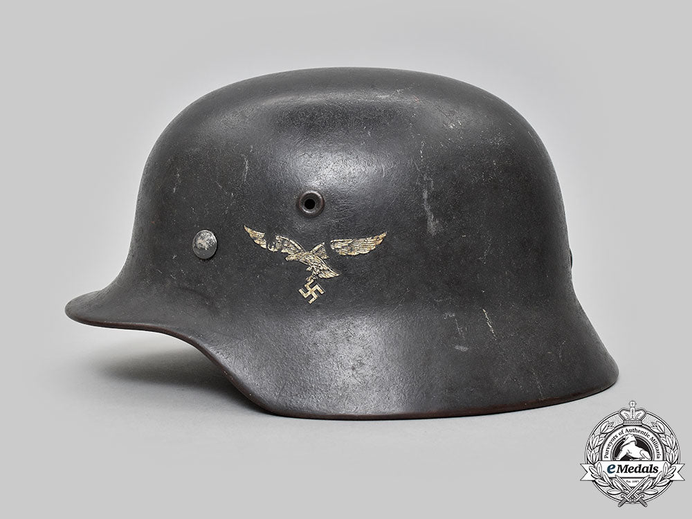 germany,_luftwaffe._a_single-_decal_m40_stahlhelm,_by_sächsische_emaillier-_und_stanzwerke_l22_mnc0235_131