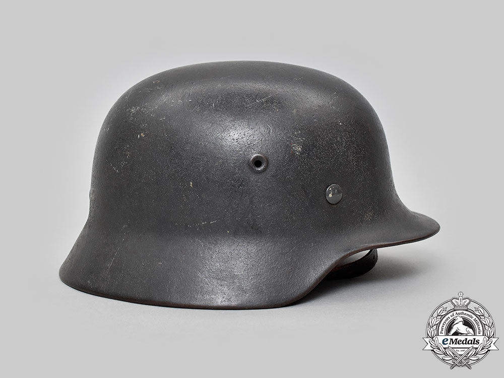 germany,_luftwaffe._a_single-_decal_m40_stahlhelm,_by_sächsische_emaillier-_und_stanzwerke_l22_mnc0236_132