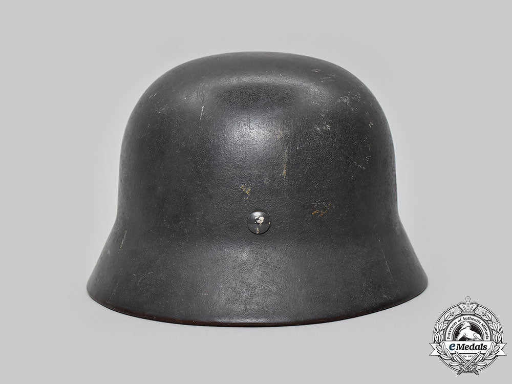 germany,_luftwaffe._a_single-_decal_m40_stahlhelm,_by_sächsische_emaillier-_und_stanzwerke_l22_mnc0237_133