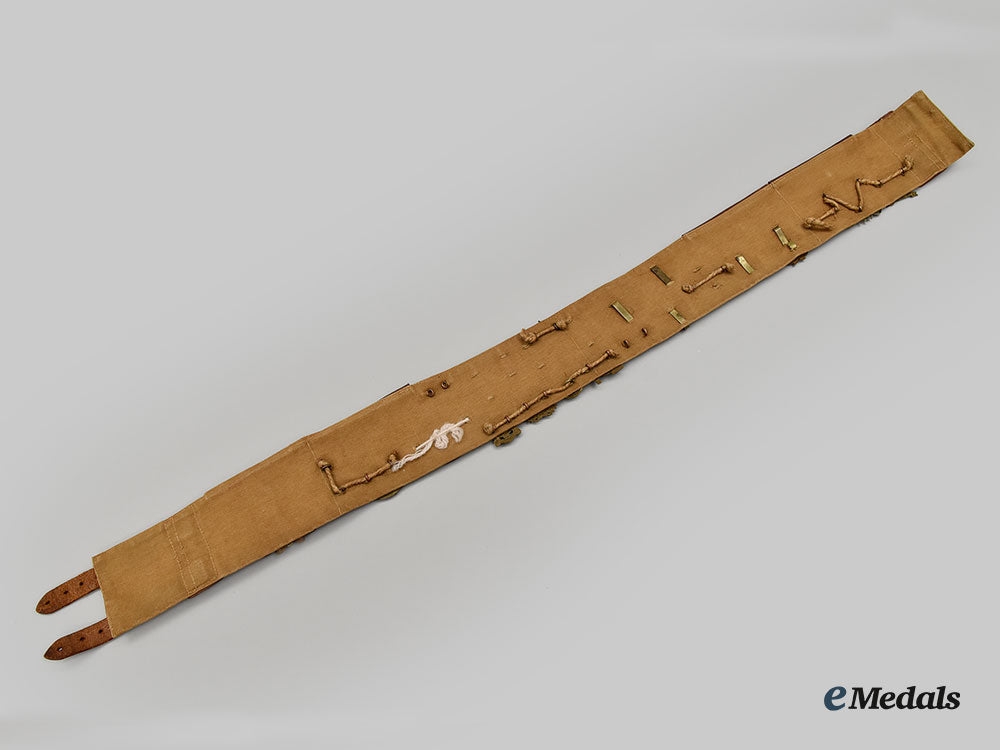 united_kingdom._a_first_world_war_belt_with_souvenir_buttons_and_cap_badges_l22_mnc0290_556