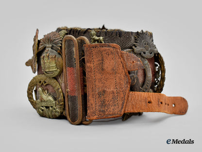 united_kingdom._a_unique_belt_with_souvenir_buttons_and_cap_badges_l22_mnc0302_565