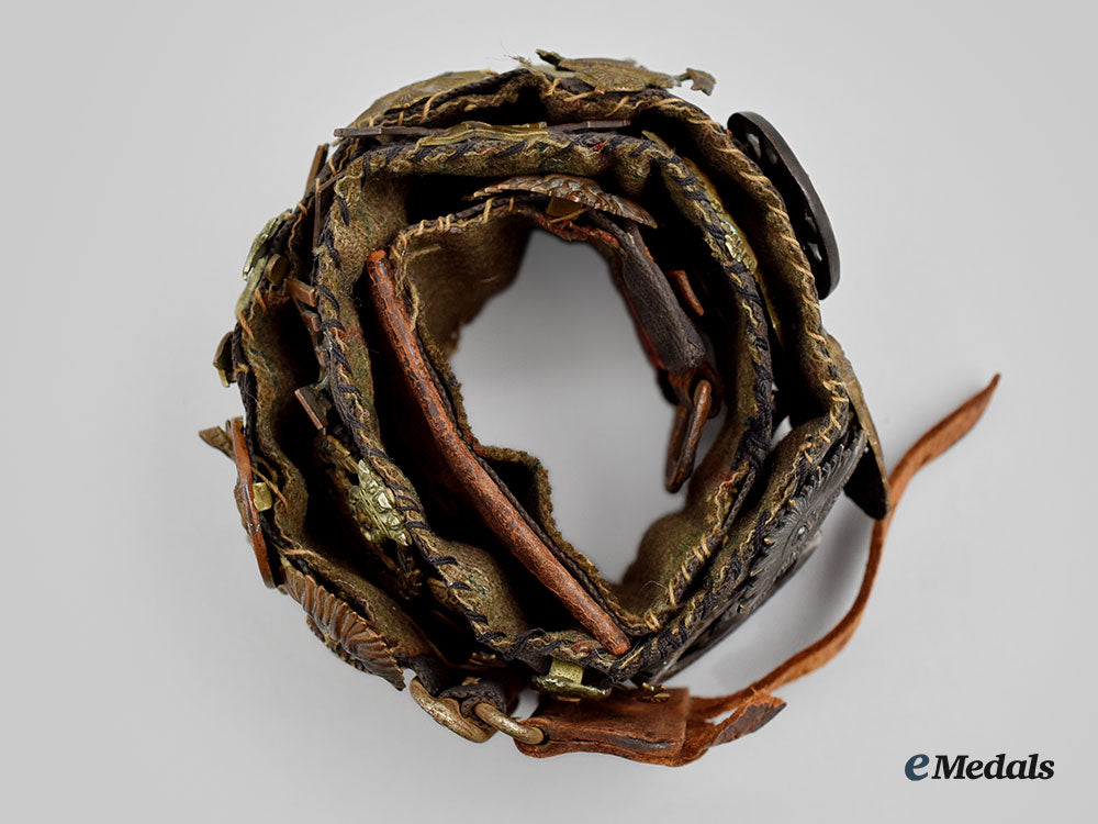 united_kingdom._a_unique_belt_with_souvenir_buttons_and_cap_badges_l22_mnc0303_566