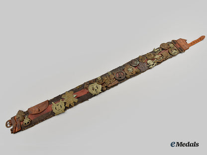 united_kingdom._a_unique_belt_with_souvenir_buttons_and_cap_badges_l22_mnc0304_567