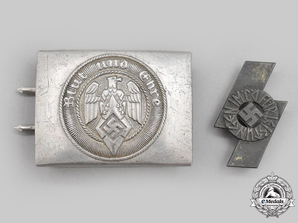 germany,_hj._a_belt_buckle_and_proficiency_badge_l22_mnc0333_198