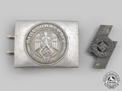 germany,_hj._a_belt_buckle_and_proficiency_badge_l22_mnc0333_198