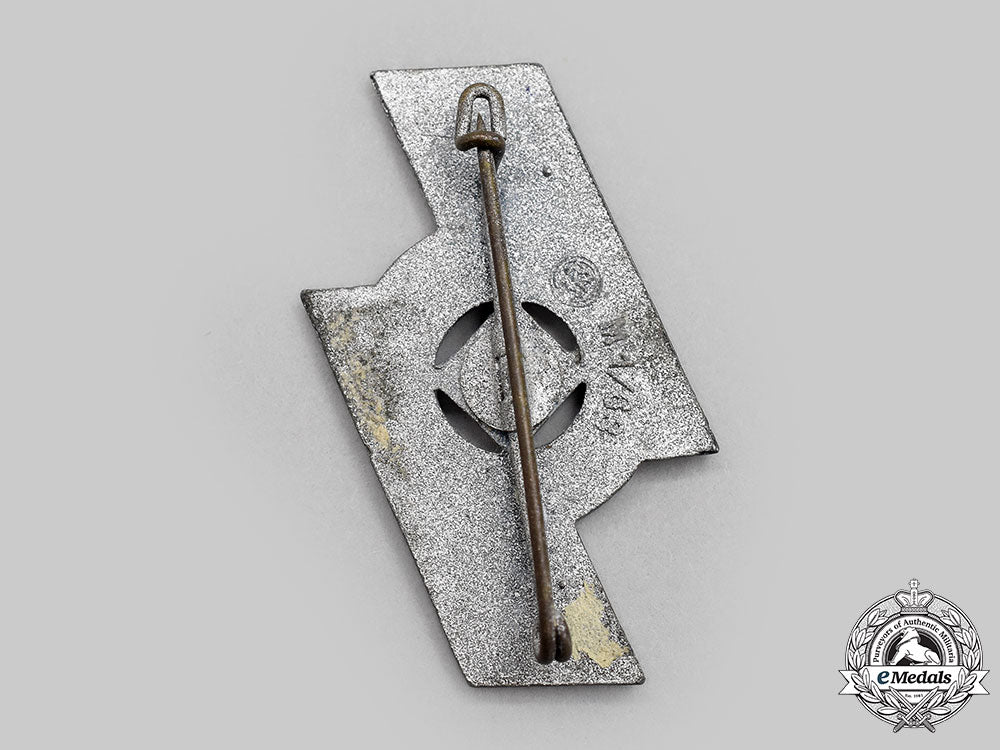 germany,_hj._a_belt_buckle_and_proficiency_badge_l22_mnc0337_199