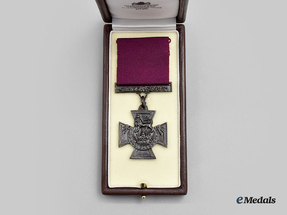 united_kingdom._a_limited_edition_replica_victoria_cross_by_hancocks&_co._of_london,_number446_of1352_l22_mnc0439_655_1