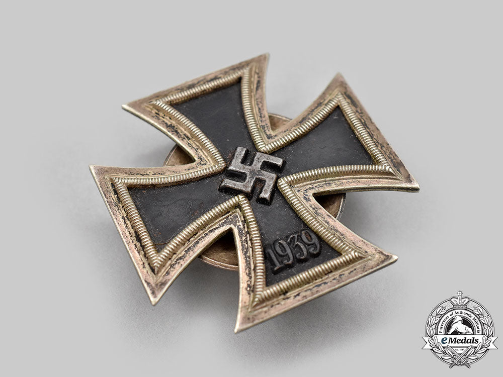 germany,_wehrmacht._a1939_iron_cross_i_class,_screwback_version,_by_paul_meybauer_l22_mnc0544_328