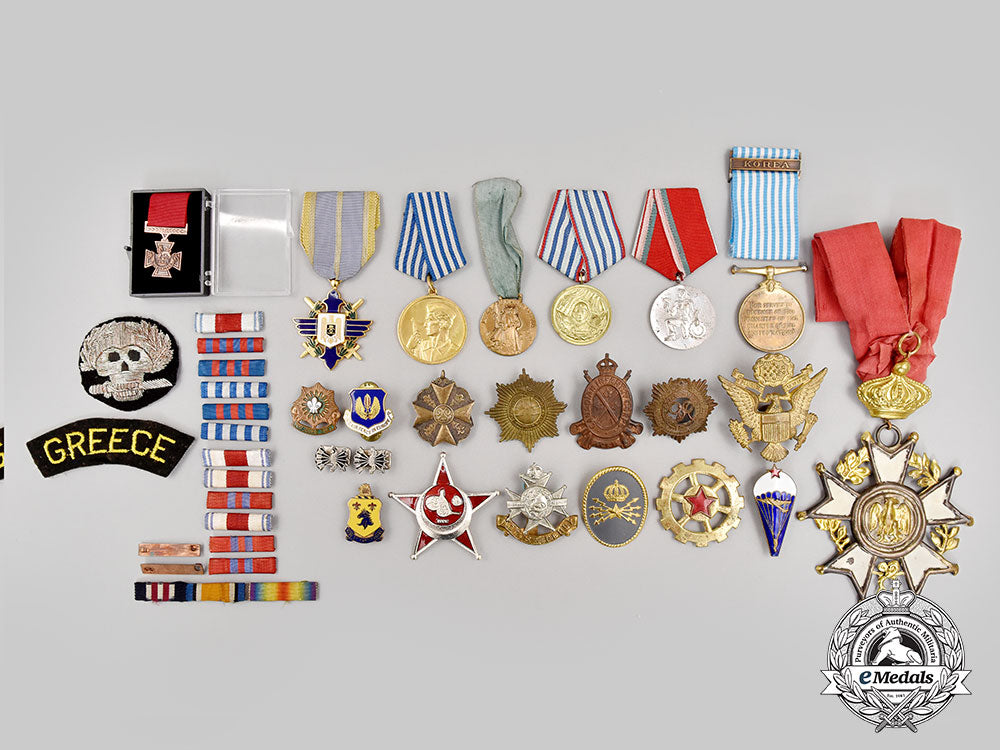 international._a_lot_of_thirty-_eight_assorted_military-_themed_items_l22_mnc0569_380