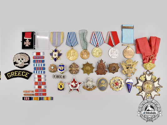 international._a_lot_of_thirty-_eight_assorted_military-_themed_items_l22_mnc0569_380