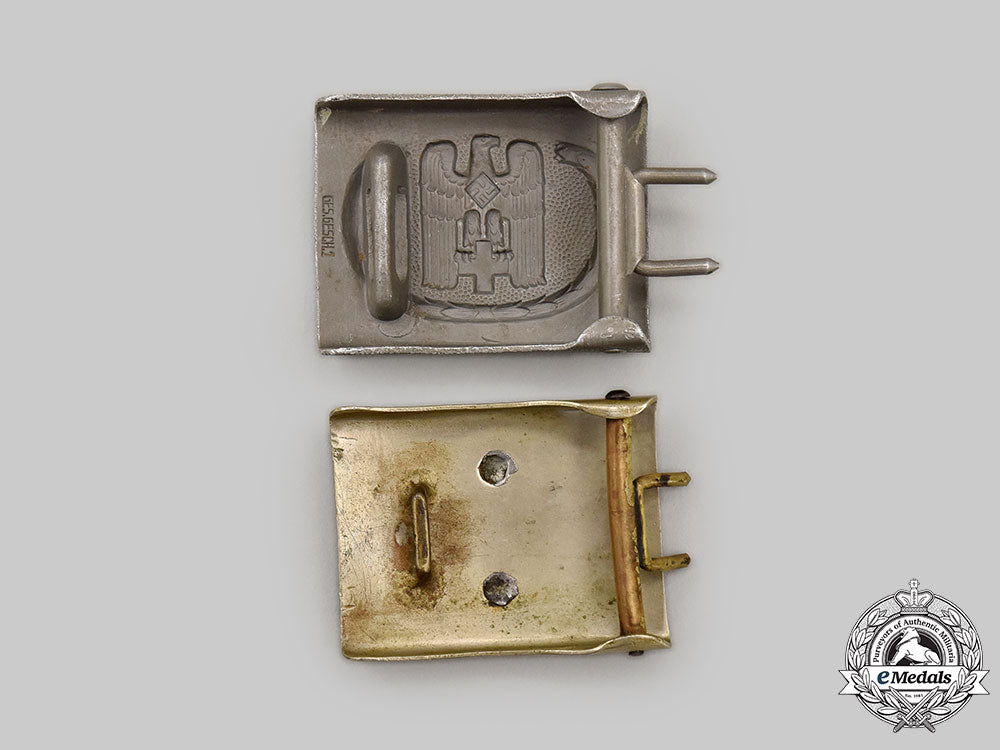 germany,_drk._a_pair_of_enlisted_personnel_belt_buckles_l22_mnc0612_419