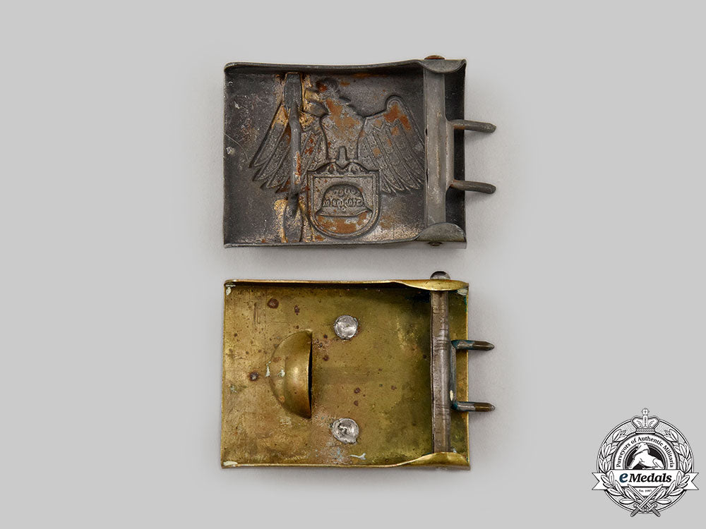 germany,_der_stahlhelm._a_pair_of_belt_buckles_l22_mnc0627_423