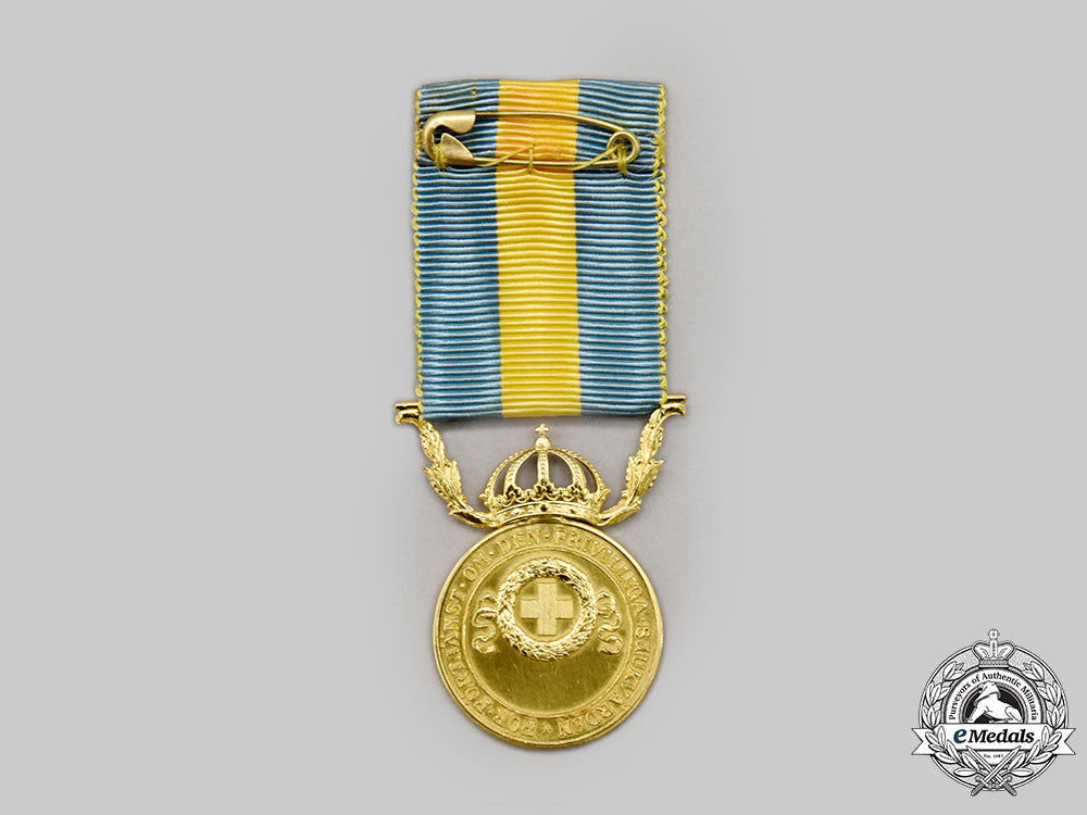 sweden,_kingdom._a_red_cross_merit_medal_for_voluntary_health_care_for_men,_i_class_gold_grade_l22_mnc0676_236_1_1