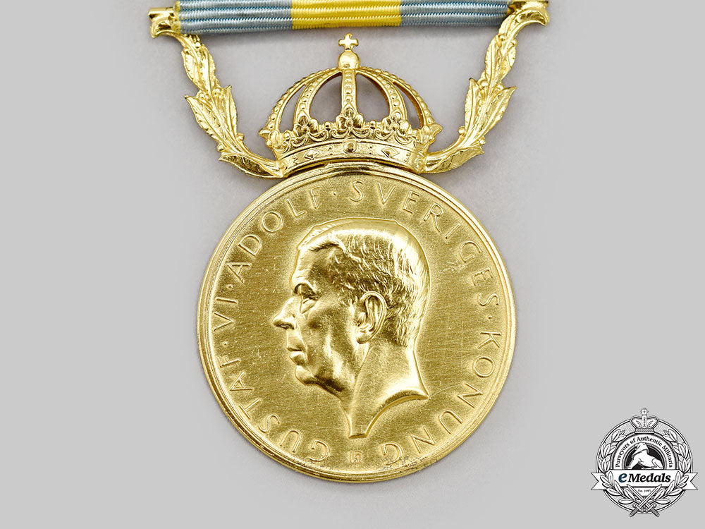 sweden,_kingdom._a_red_cross_merit_medal_for_voluntary_health_care_for_men,_i_class_gold_grade_l22_mnc0677_237_1_1